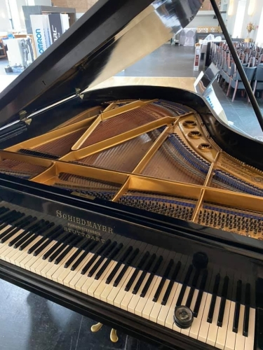 Flytning af stort flygel