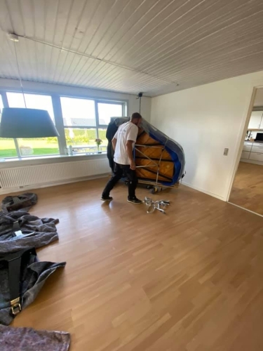 Flytning af flygel i Jylland